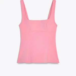 Rosa linnetopp med rosett i ryggen - Supersöt rosa linnetopp med breda axelband och söt rosett på ryggen. Helt oanvänd med prislapp kvar!🥰🌺