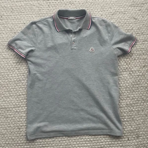Moncler polo t shirt - Moncler polo t shirt, bra skick, hör av dig vid funderingar!