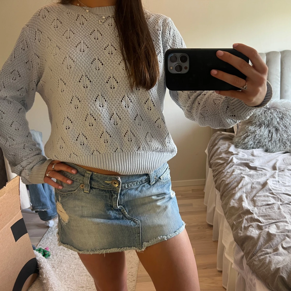 Ljusblå stickad tröja med hålmönster