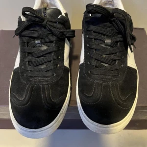 Valentino flycrew  - Säljer Valentino flycrew skor/sneakers Jätte bra skick nästan aldrig använda. Storlek 40. Box ingår. Ställ gärna frågor