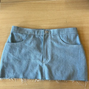 Jeanskjol - Midjemåttet(rakt över): 39cm. Längd:28cm. Pris kan diskuteras ❣️