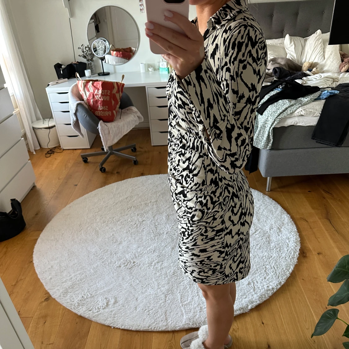 Svartvit mönstrad skjortklänning - 1