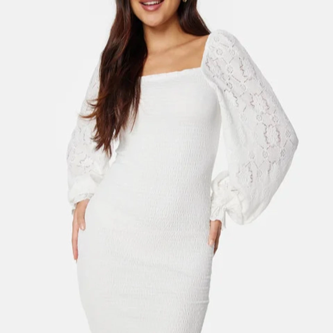 Vit klänning med puffärmar och spetsdetaljer - 2