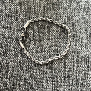 Silver Armband Cordell - Cond: 10/10 Strlk: 18cm - 4mm Material: Rostfritt stål (ja det tål vatten)