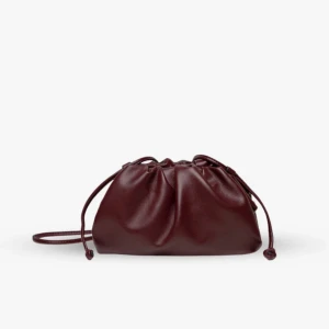 Vinröd väska - Jättesnygg vinröd väska från raffinato i modellen Milano