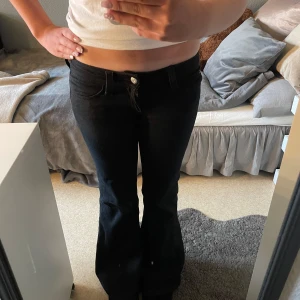 Svarta lågmidjase bootcut jeans från Weekday - Säljer ett par svarta bootcut jeans som är lågmidjade från Weekday Cheap Monday! Riktigt snygga och fint skick. Säljer dom eftersom jag inte använder dom 💗💗