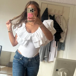 Vit volang body ifrån zara - Säljer TVÅ styckna vita volang bodys då jag har tre styckna och endast har användning av 1🩷🩷🩷 skriv för fler frågor