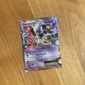 Mewtwo EX - Samlarkortet Mewtwo EX är en glittrande och kraftfull Pokémon-kort med 180 HP och attacker som Energy Absorption, Regeneration och Psyburn. Perfekt för dig som gillar att samla eller spela Pokémon TCG.