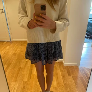 Blå leopardmönstrad kjol från kappahl  - Säljer en jättesöt Volangkjol från kappahl i storlek 146/152, däremot stor i storleken så passar en storlek större. Kjolen är i mycket bra skick och passar perfekt till sommaren.  🩷