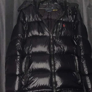 Polo Ralph Lauren Jacka | Black gloss - Ny jacka. Har haft på mig den typ 2 gånger. Priset kan diskuteras