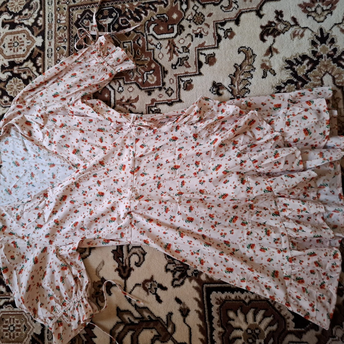 Blommig omlottklänning med volang