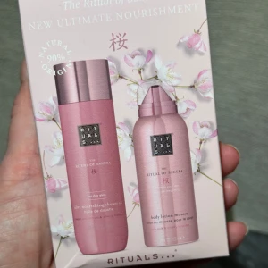 Nytt! The Ritual of Sakura body lotion mousse & shower oil set - Ny! Presentförpackning med The Ritual of Sakura body lotion mousse (50 ml) och duscholja (75 ml). Båda produkterna har en söt, blommig doft av körsbärsblom och kommer i rosa metallic-förpackningar. Perfekt för att återfukta och vårda huden. Finns några små veck på kartongen, inte alls iögonfallande, men vill nämna det och visa på bild 🌸