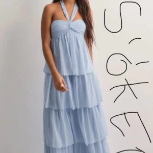 Söker dena fina klänningen i storlek XXS - Söker dena klänning i storlek XXS! Om ni har en sån klänning  som ni inte vill ha eller passar så är jag intresserad att köpa den..!