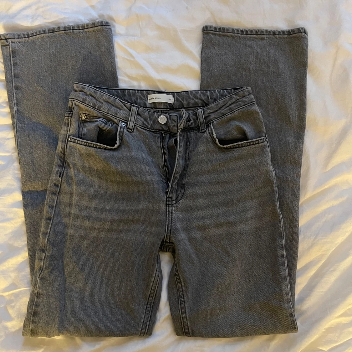 Grå jeans från Gina Tricot