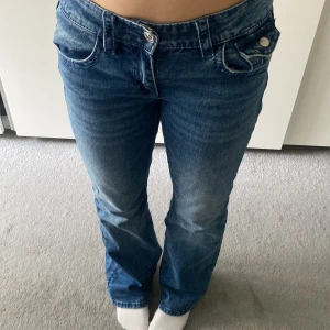 Blå jeans  - Säljer ett par blå jeans från Gina Tricot, storlek 164. Använder inte längre❤️