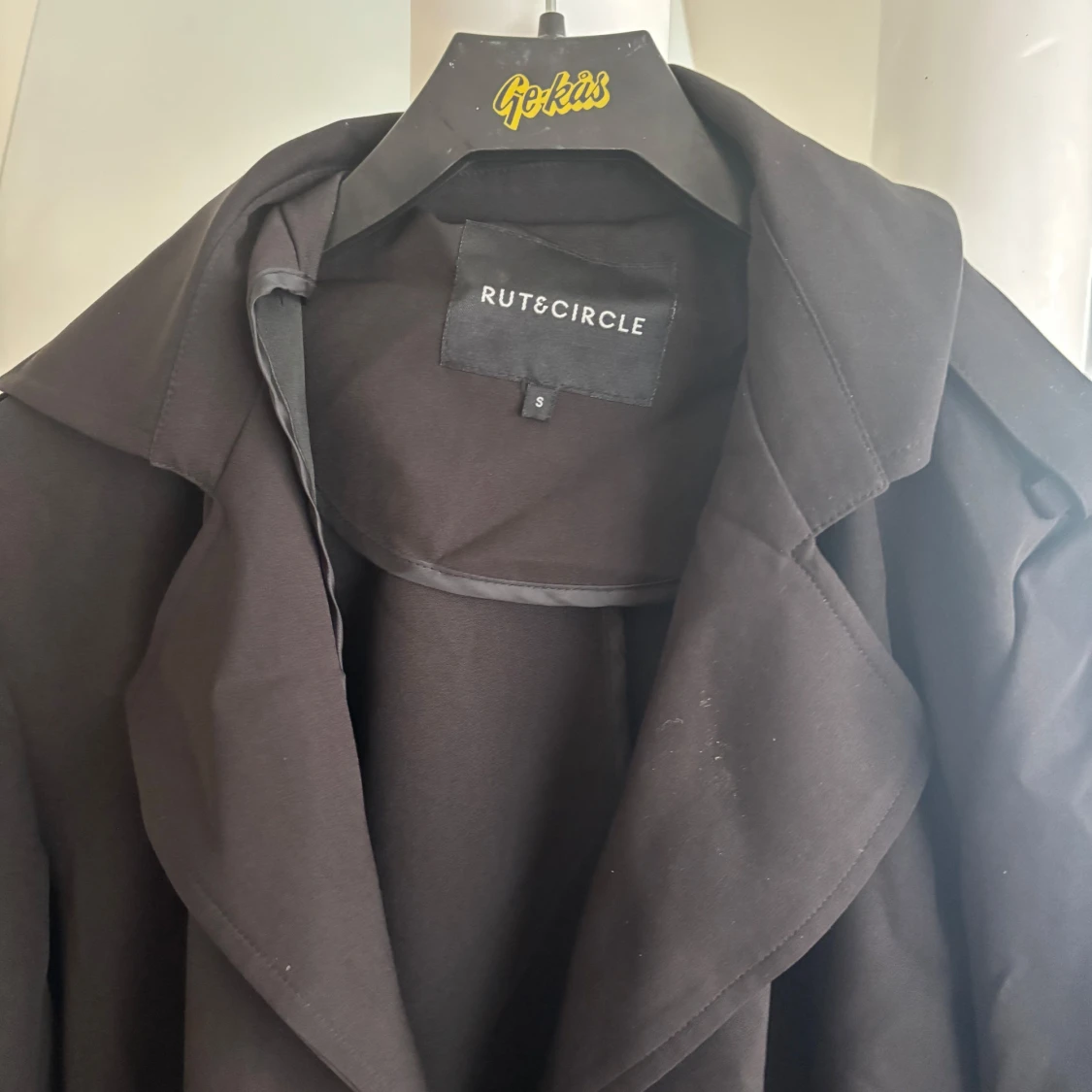 Svart trenchcoat från Rut&Circle - 1