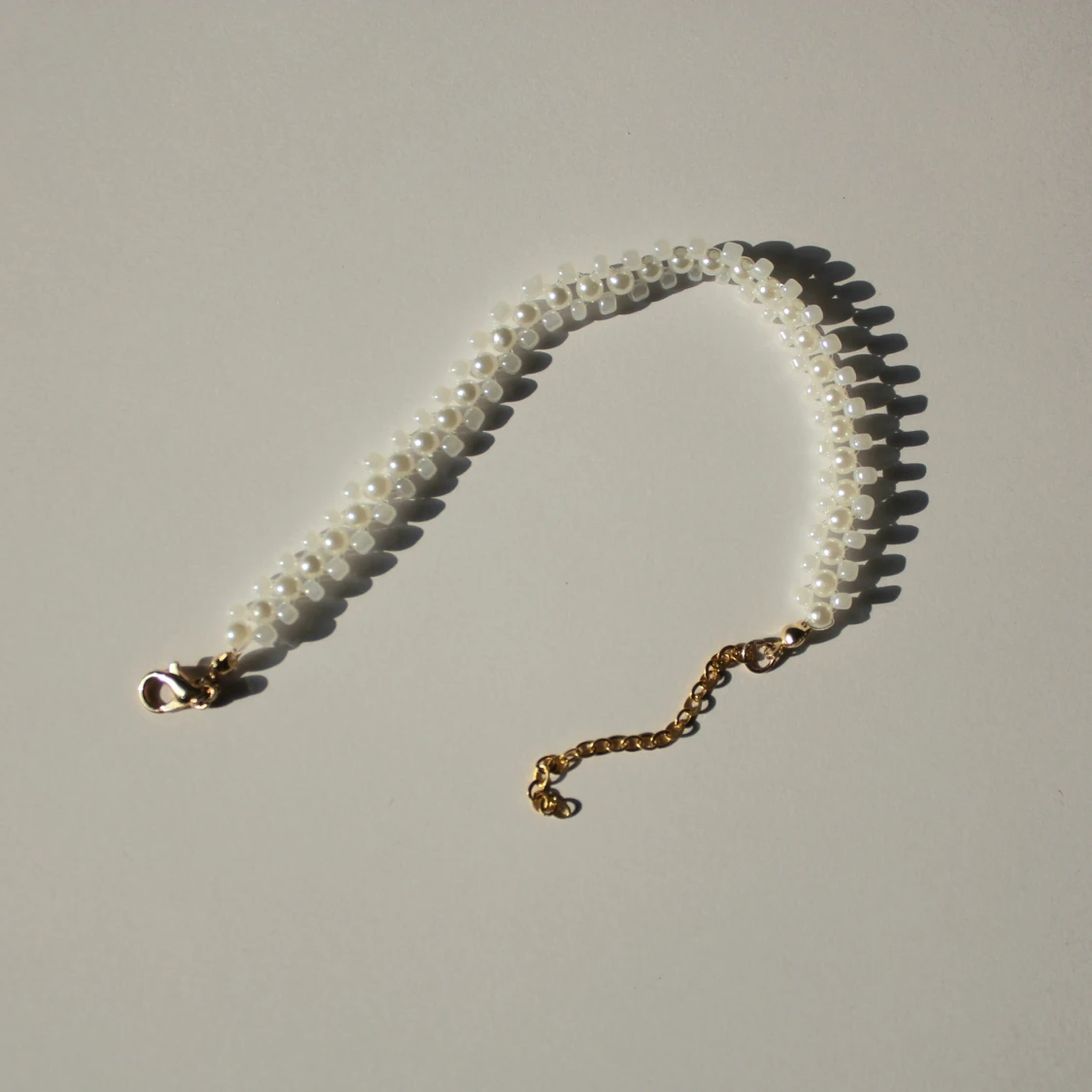 Pärlarmband med guldfärgat spänne - 1