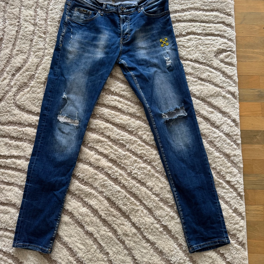 Blå distressed jeans från Off-White