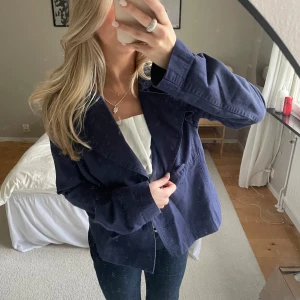 Marinblå Trenchcoat  - Så snygg jacka, passar mig som oftast har xs/s💖