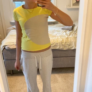 Gul och beige t-shirt från X-Cept - Säljer en t-shirt från X-Cept i storlek M. T-shirten är gul med en stor beige cirkel på framsidan och har korta ärmar. Tillverkad i mjuk bomull, perfekt för varma dagar.