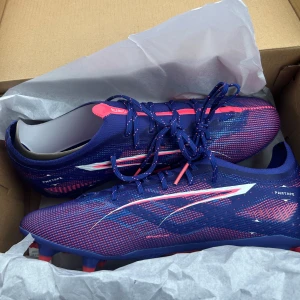fotbollsskor Puma ultra 5 FG - Säljer nu dessa grymma Puma ultra 5 i lila blå färg då det är för små för mig.. Skriv vid frågor! Pris är diskuterbart!