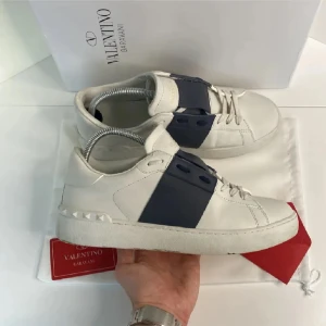 Valentino opens - Hej, säljer mina valentino open skor i 9/10 skick nypris ca 7000kr. Du får med dustbag och kort, storlek 41 men passar 42, om du har frågor eller funderingar så skicka i pm.