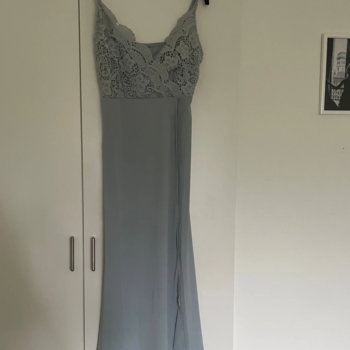 Ljusblå långklänning med spets 