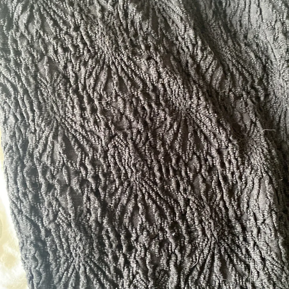 JĂ€ttegullig linne som Ă€r perfekt till fest. Den har bara en arm vilket ger den en cool och unik look. Den har ocksĂ„ ett vĂ€ldigt fint mönster och sĂ„ Ă€r den texturernas vilket Ă€r en fin detalj :)) tryck pĂ„ köp nu och hör av er vid frĂ„gor đ«. YlĂ€osat.