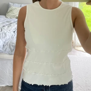 Vitt linne fråm Asos - Oanvänt ribbat linne från Asos i storlek M 🩷