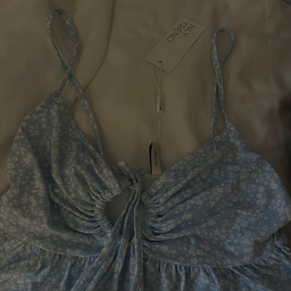 Ljusblå blommig linnetopp från NLY Trend - 1