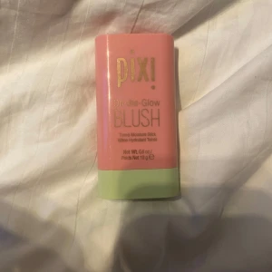 Pixi On-the-Glow Blush stick - Säljer en Pixi On-the-Glow Blush i stickformat. Endast använd 2-3 gånger och passar ej mig. Skickar under 24h!