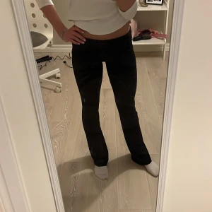 Svarta jogapants  - Säljer ett par svarta leggings med bootcut och bred, hög midja. Byxorna är stretchiga och sitter tight upptill men har utsvängda ben. Det är jogapants i storlek 158/164.