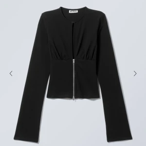 Fest topp - Säljer min jättesnygga fest topp från weekday som är öppen vid bysten och med en snygg dragkedja detalj som är helt ny, endast testad! Nypris är 360 kr💞