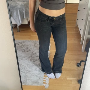 Weekday jeans  - Säljer dessa populära Weekday jeansen då de tyvärr är lite för små. Använda men fortfarande i bra skick! Jag har sprättat upp sömmen längst ner så de blivit lite längre i benen (se bild)🌸