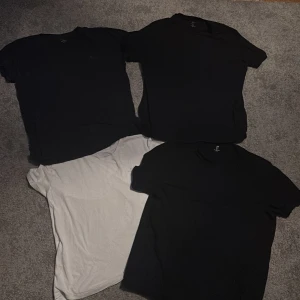 Fyra t-shirts i svart och vitt - (ALLA FÖR 70kr) Fyra enkla t-shirts i svart och vitt, två från Gant (svart och vit) och två från HM (båda svarta) Perfekt för en clean och stilren look. Alla har rund halsringning och korta ärmar. Passar dig som gillar basic plagg och vill ha något som funkar till allt. Storlek L på alla