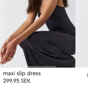 Svart/grå maxi slipklänning - En stilren svart långklänning i slip-modell med smala axelband och figurnära passform. Perfekt för dig som gillar minimalistisk och tidlös stil. Klänningen har en elegant siluett och passar till många olika tillfällen.🥰👼