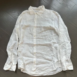 Zara Vit Linne Skjorta - Säljer en knappt använd vit zara linne skjorta i storlek Large