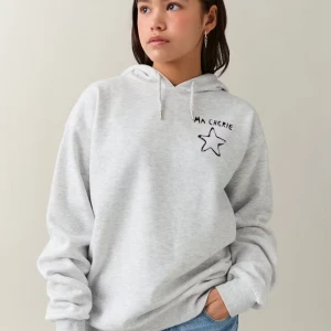 Ljusgrå hoodie med tryck  - Ljusgrå hoodie med svart tryck 'MA CHERIE' och en stjärna på bröstet samt större tryck på ryggen. Mjuk insida och huva med dragsko. Första bilden är inte min!!  Det går att diskutera priset🥰🥰