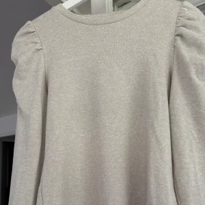 Beige tröja  med lite puffärmar - Säljer en beige tröja med puffiga långärmar. Det går att diskutera priset💓💓