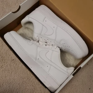 Nike Air Force 1 - Själer mina Nike AF1. Använt ett fåtal gånger som man kan se i sta bilden. Skorna är för övrigt i bra skick. Säljes i originalkartong.