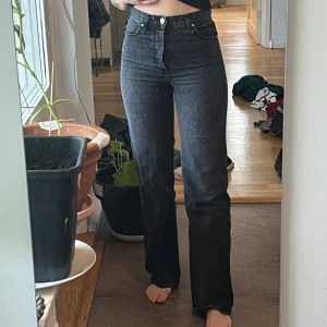 Svarta jeansbyxor  - Säljer ett par svarta jeansbyxor från MNG Denim, modell Nora. Säljes då de är för små.