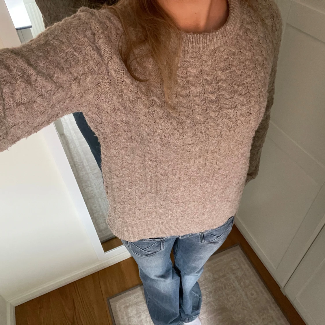 Beige stickad tröja med kabelmönster - 1