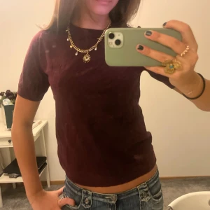 Vinröd t-shirt  - Super söt vinröd lite tjockare ”stickad” t-shirt❤️‍🔥🤠