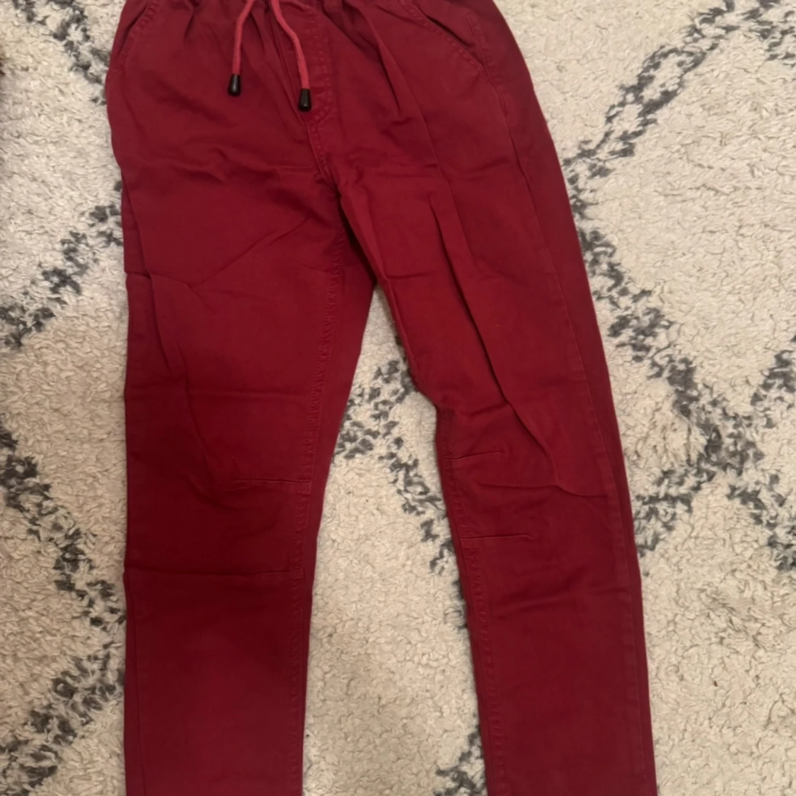 Tre par byxor i olika färger och stilar - 1