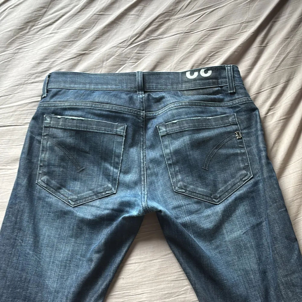 Hej! SĂ€ljer dessa feta dondup jeans med lite snygga slitningarđ€© De Ă€r i storlek 32 och Ă€r i fĂ€rgen blĂ„! Sitter riktigt bra och Ă€r i bra skick! . Farkut & Housut.