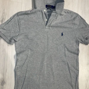 Ralph Lauren pike  - En jövligt snygg Ralph Lauren pike som är riktigt stil ren och perfekt nu till sommaren!!