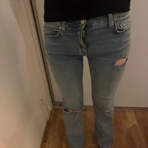 Blå lågmidjade jeans med hål - Ljus Blåa jeans från gina hål. Har klippt hålen själv. Hör av er vid frågor eller funderingar!🤩