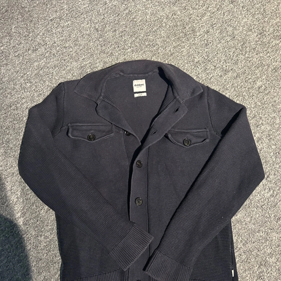 Mörkblå stickad kofta från Dobber