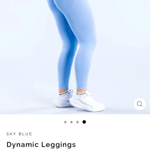 Ljusblå leggings från dfyne - Säljer ett par ljusblå leggings från dfyne med hög midja och tight passform. De är tillverkade i ett stretchigt syntetmaterial som passar perfekt för träning. Enkel design utan synliga detaljer eller mönster. Sky blå. Oanvända