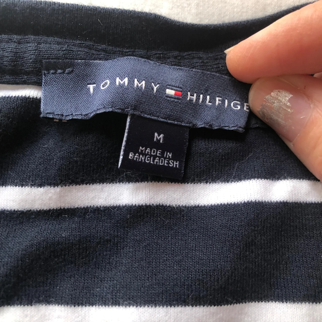 Navy-vitrandig t-shirt från Tommy Hilfiger - 1